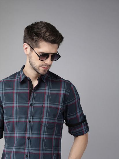 Men Navy Blue & Red Regular Fit Checked Casual Shirt